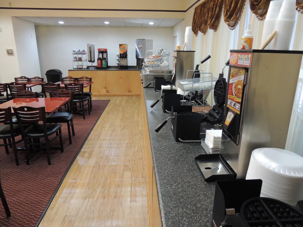 Budget Host Inn & Suites Fertility エクステリア 写真